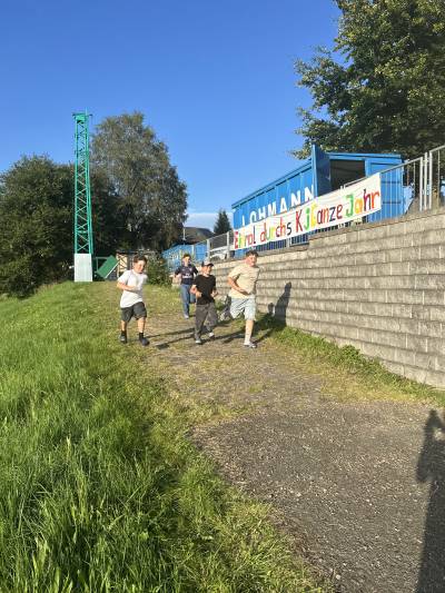 Kinder laufen von der Halle zum Zeltplatz